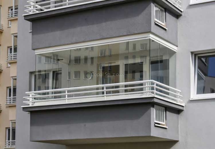 Zabudowa balkonu w bloku